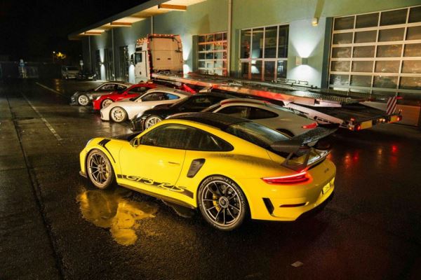 В Англии продают тягач с шестью Porsche. Один из них может стоить более $ 1 млн