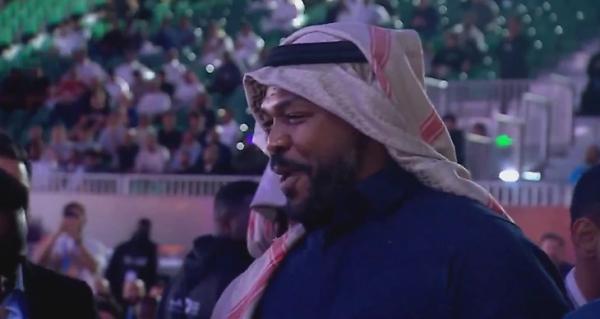 Сбор звезд на турнире в Саудовской Аравии: Федор, Джонс в куфие и Тайсон, вручающий пояс Немкову