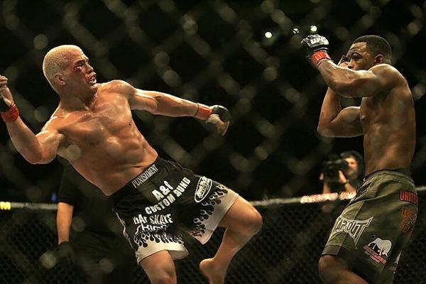 Короткие трусы бойца UFC так взбесили Дану Уайта, что он заплатил сопернику за нокаут. История одного спора