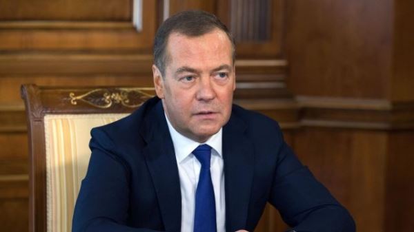 Медведев призвал добиться оптимизации структуры себестоимости вооружения
