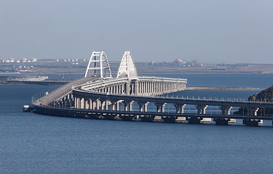 На Крымскому мосту временно перекрыли движение автотранспорта